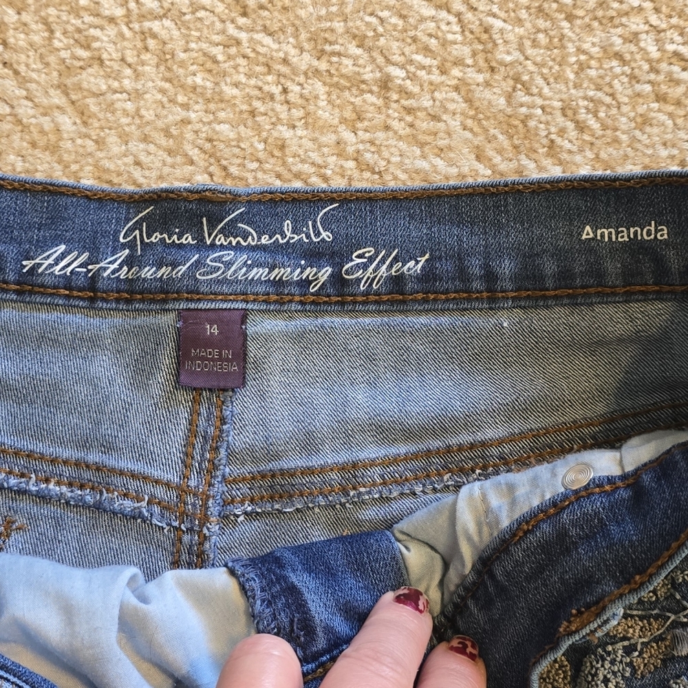 Gloria Vanderbilt Amanda style jeans with floral Embridered design. - Picture 2 of 6
